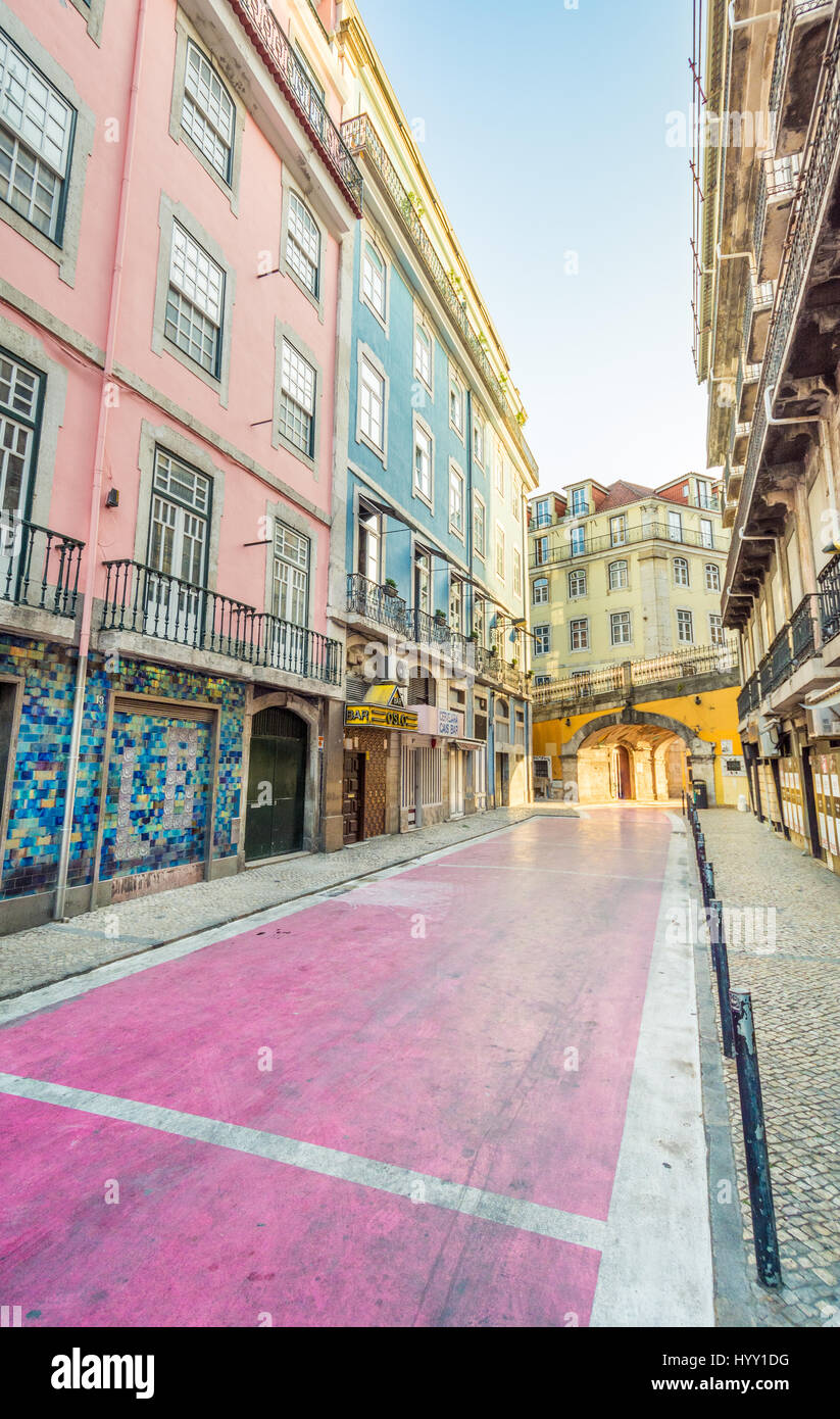 Der bunte Rua de Sao Paulo in Lissabon, Portugal, Juni-28-2016 Stockfoto