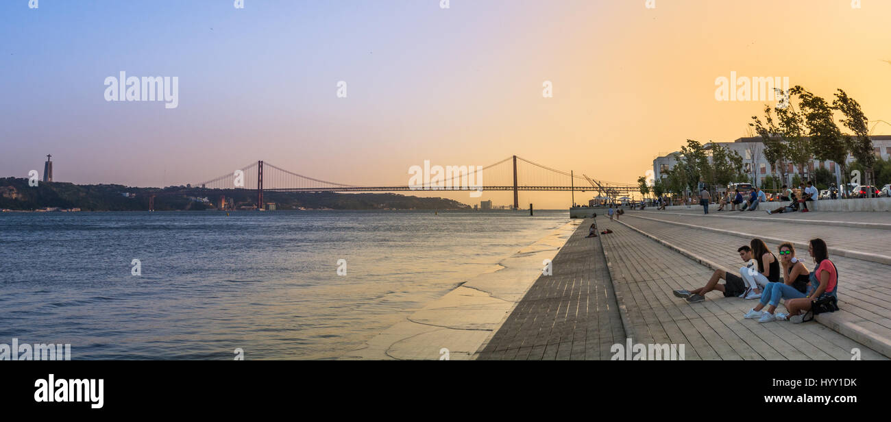 Malerischen Sonnenuntergang über dem Fluss Tejo, Lissabon, Portugal, June28-2016 Stockfoto