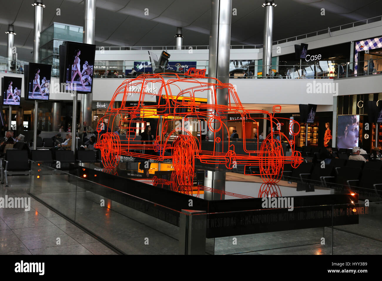 England Heathrow Airport Terminal 2 Abflug-Lounge mit Kunst arbeiten eines London Taxis Stockfoto