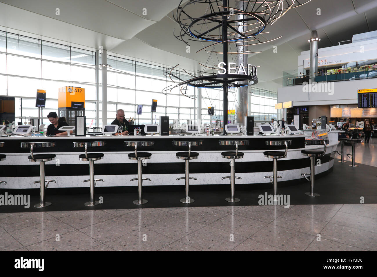 England Flughafen Heathrow Terminal zwei Internet Cafe Caviar House Stockfoto