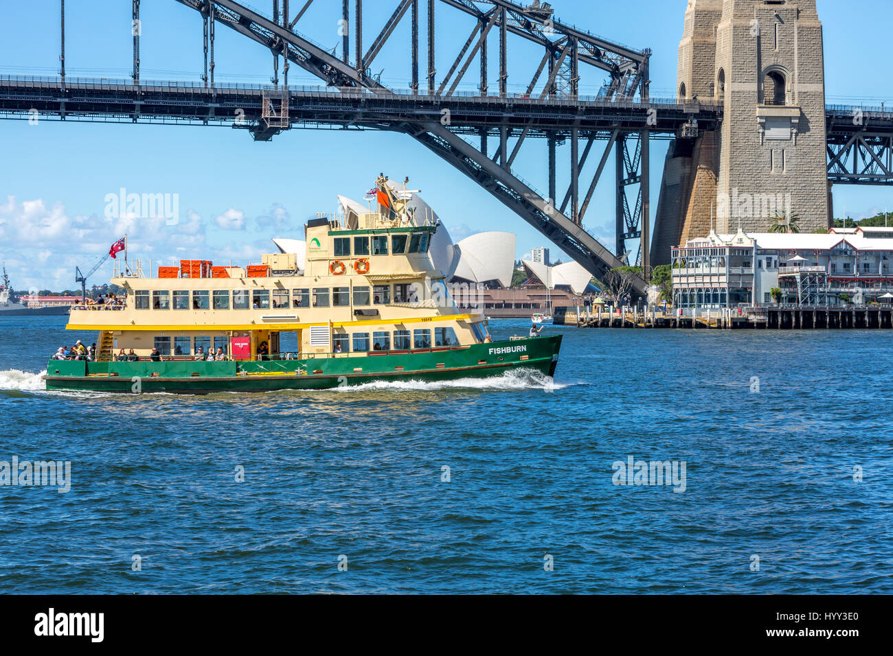 Die Fähre von Sydney Fishburn fährt über den Hafen von Sydney in der Nähe der Sydney Harbour Bridge und der Sydney Opera House, NSW, Australien Stockfoto