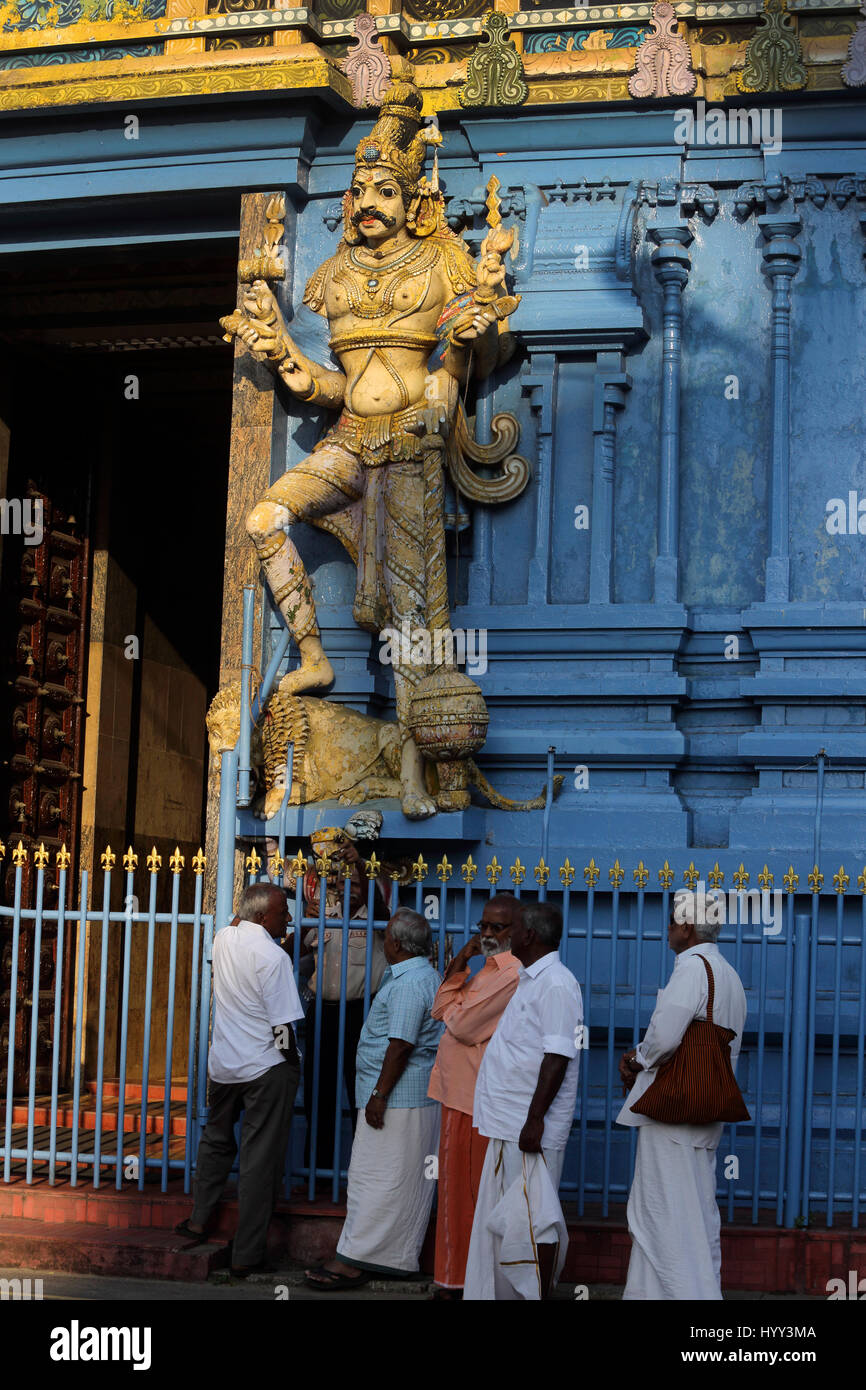 Pettah Colombo Sri Lanka neue Kathiresan Kovil Tempel gewidmet Krieg Gott Murugan Menschen Waiting To Go im Tempel Stockfoto
