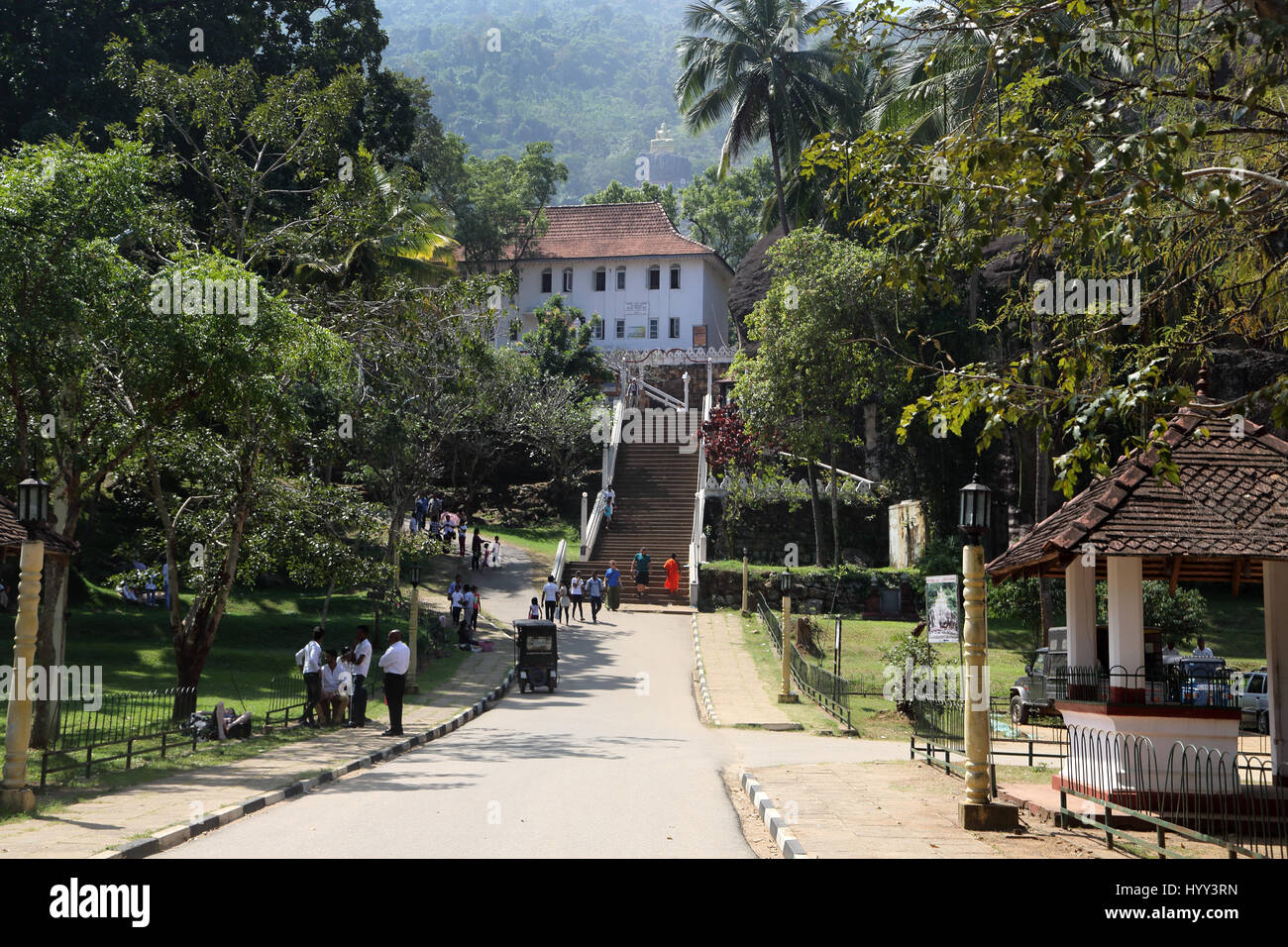 Aluviharaya Rock Cave Tempel Sri Lanka Matale-Distrikt Kandy-Dambulla Autobahn Treppe zum internationalen buddhistischen Library And Museum und Sri Budd Stockfoto