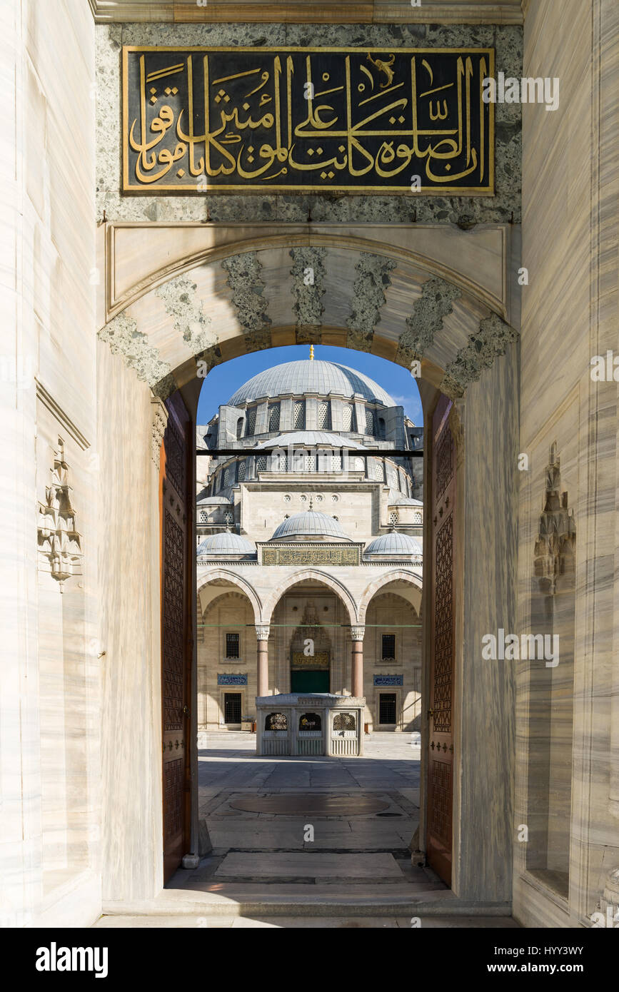 Süleymaniye-moschee Eingang zur Waschung Innenhof mit Springbrunnen an einem sonnigen Frühlingstag, Istanbul, Türkei Stockfoto