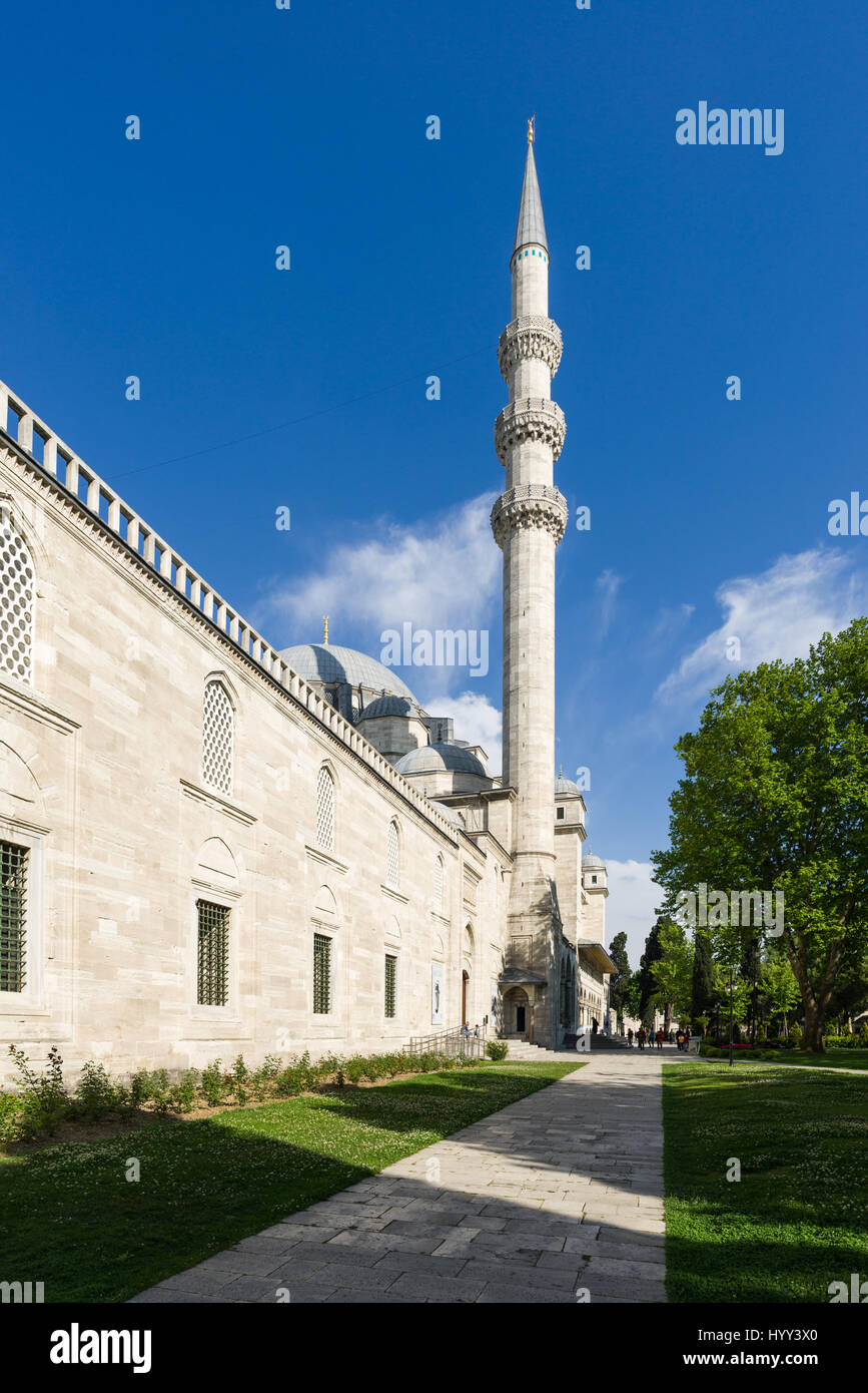 Süleymaniye-moschee außen an einem sonnigen Nachmittag im Frühjahr, Istanbul, Türkei Stockfoto