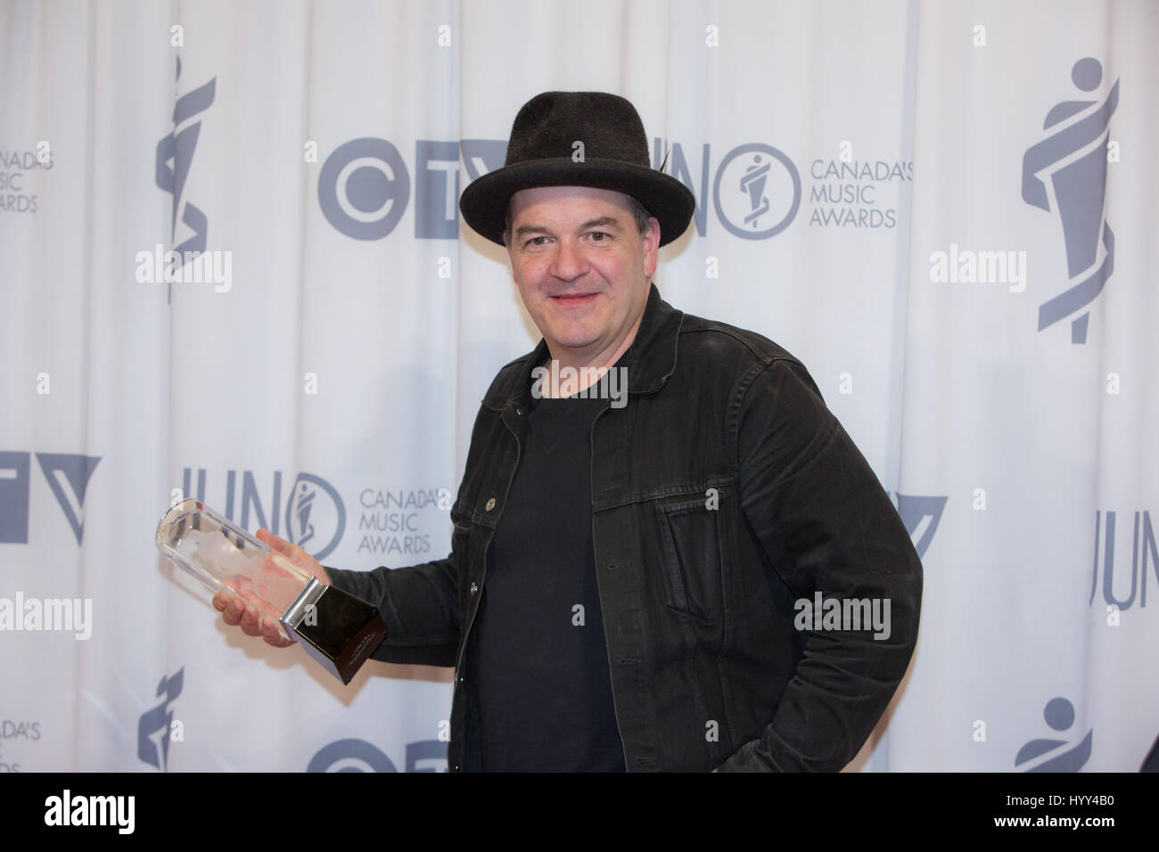 Paul Reddick posiert mit dem Juno-Award für Blues Album des Jahres, "Die Fahrt" Stockfoto