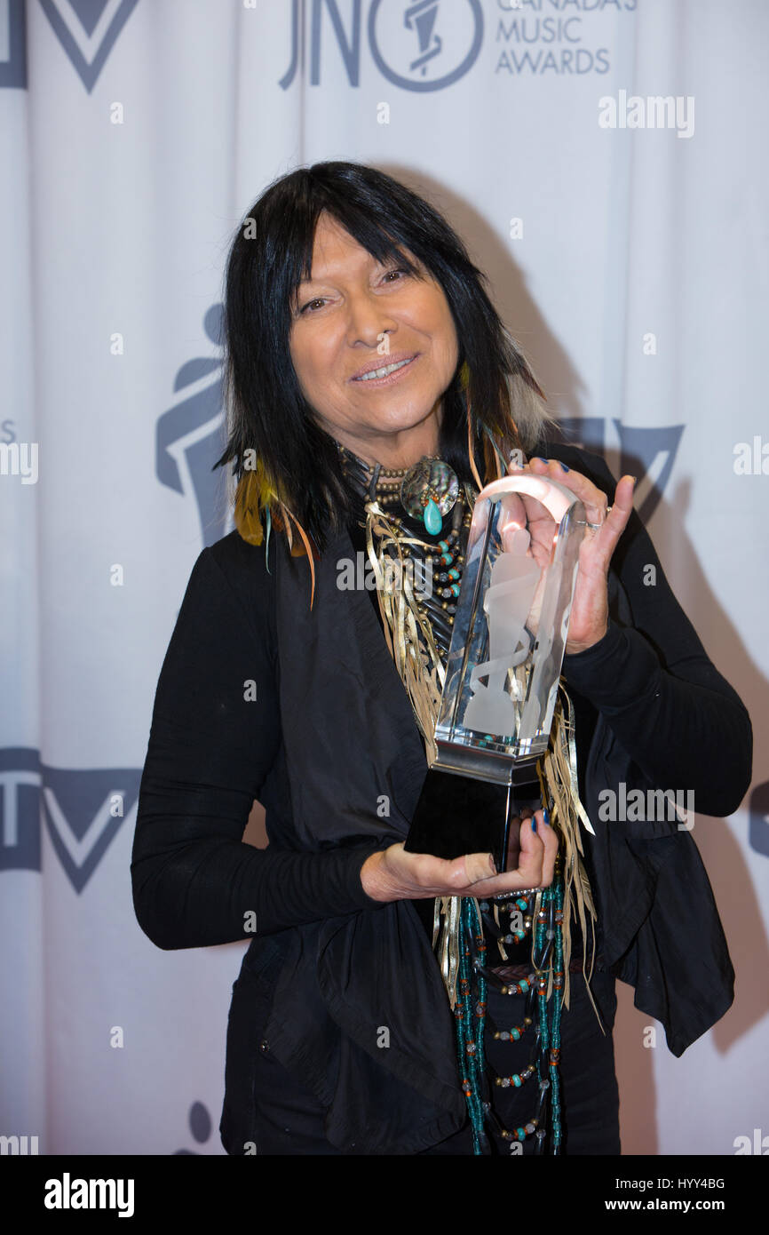 Buffy Sainte-Marie posiert mit 2017 Allan Waters Humanitarian Juno Award Stockfoto