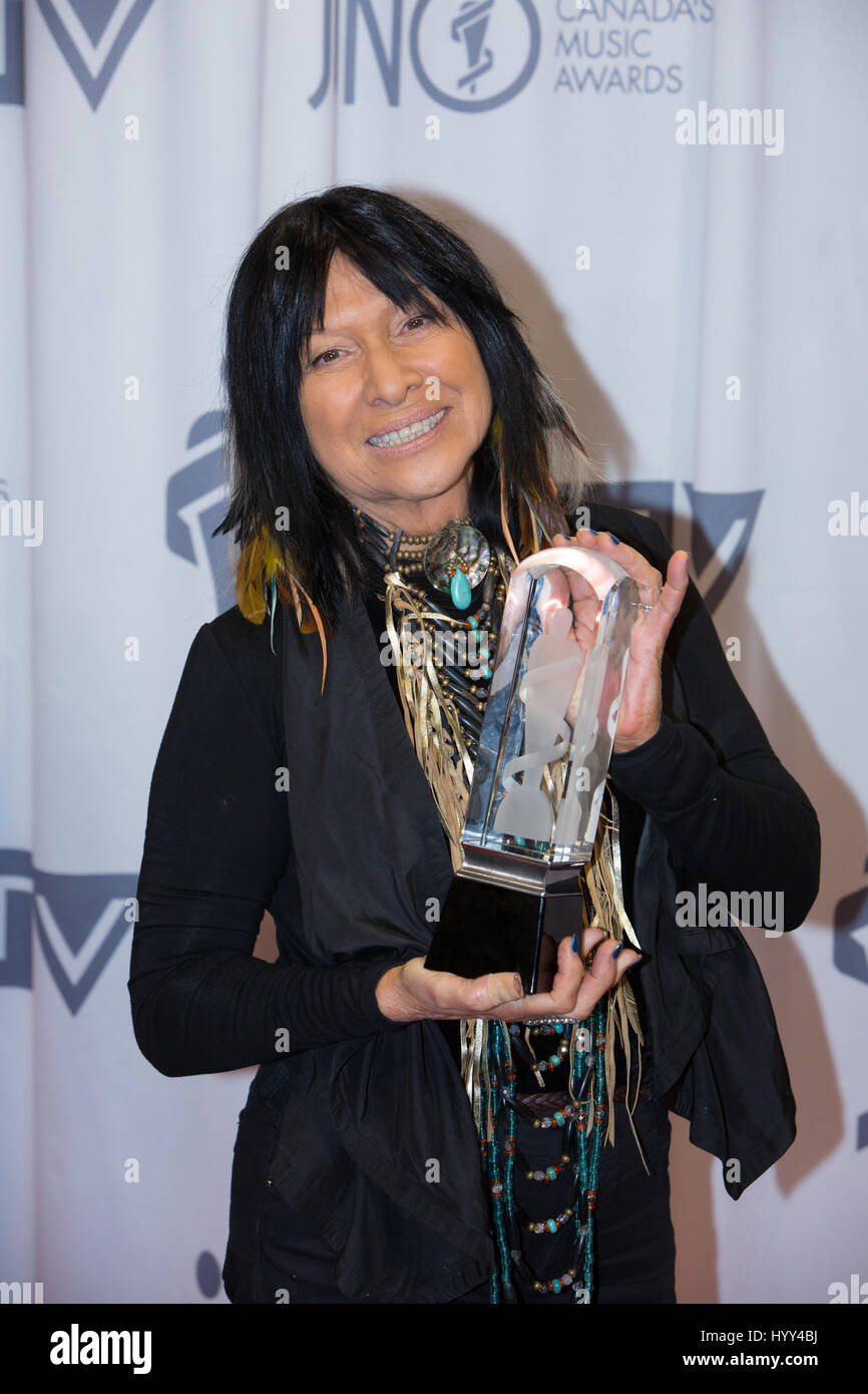 Buffy Sainte-Marie posiert mit 2017 Allan Waters Humanitarian Juno Award Stockfoto