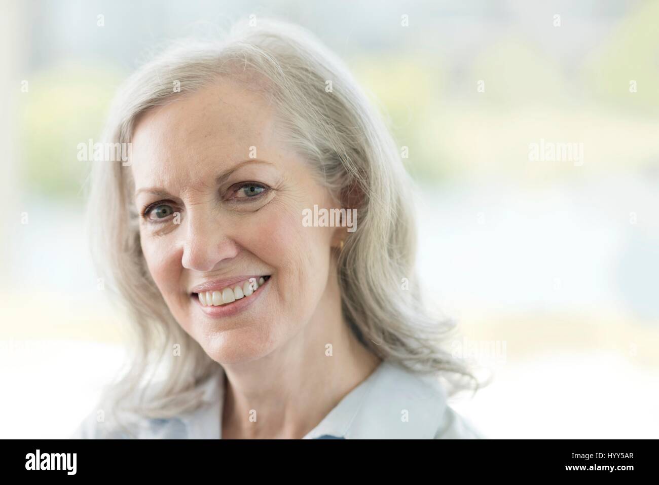 Ältere Frau, Lächeln, Porträt. Stockfoto