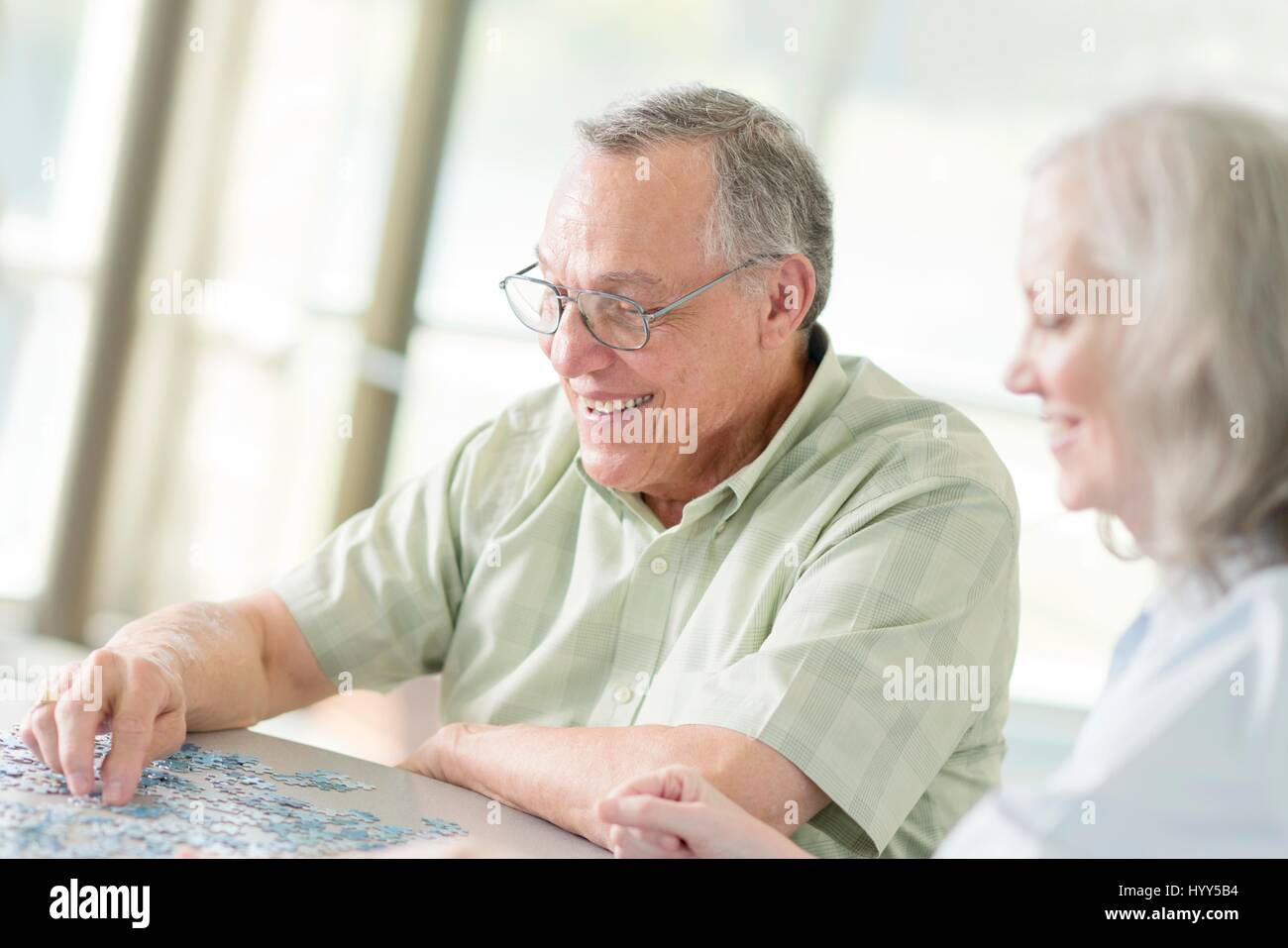 Älteres Paar eine Puzzle zu tun. Stockfoto
