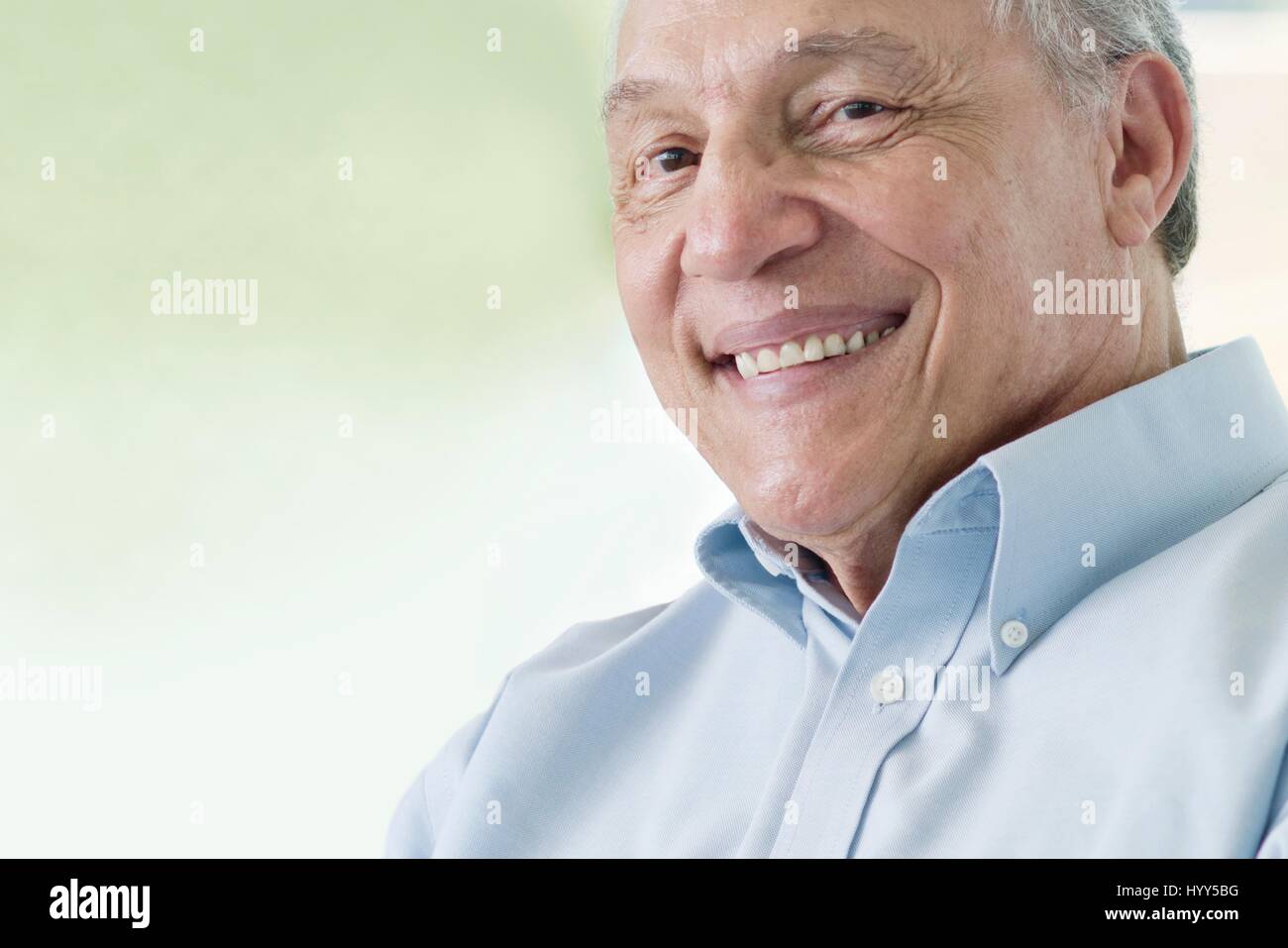 Ältere Mann lächelnd in Richtung Kamera. Stockfoto