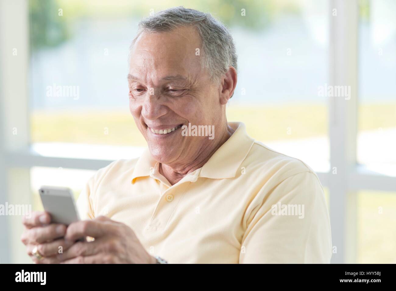 Ältere Mann mit Handy. Stockfoto
