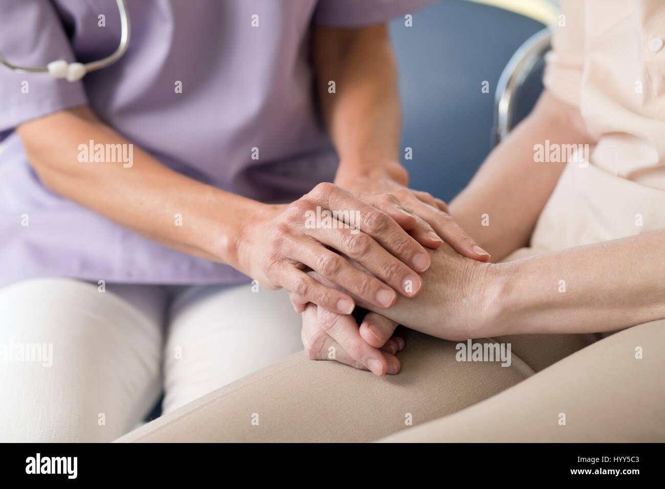 Pflegedienst senior Frau Händchenhalten. Stockfoto