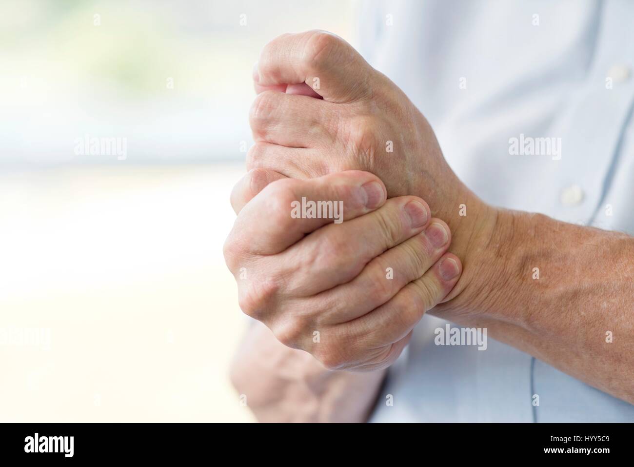 Senior woman an schmerzhaften Hand hautnah. Stockfoto