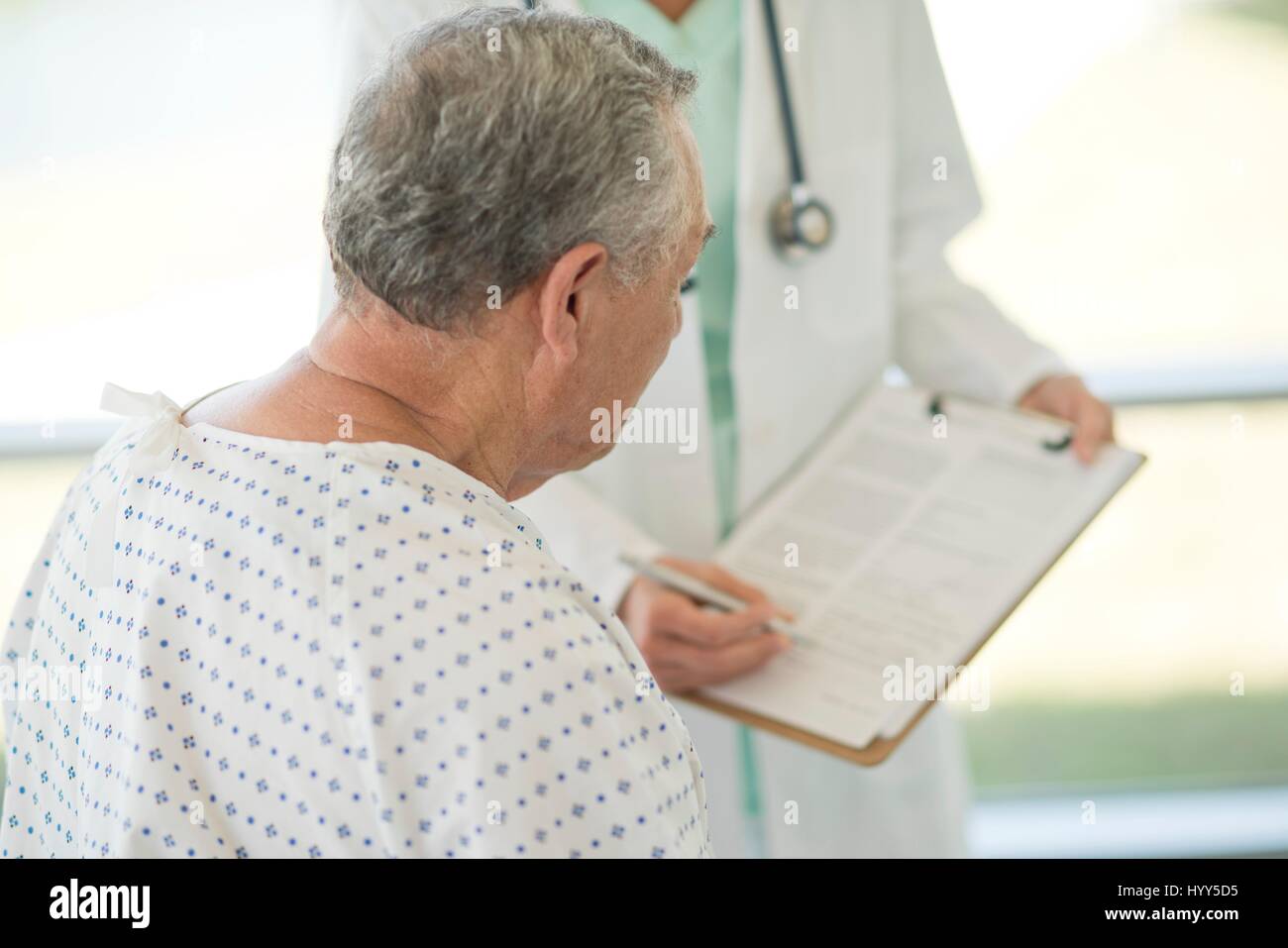 Senior woman Blick auf medizinische Hinweise im Krankenhaus. Stockfoto