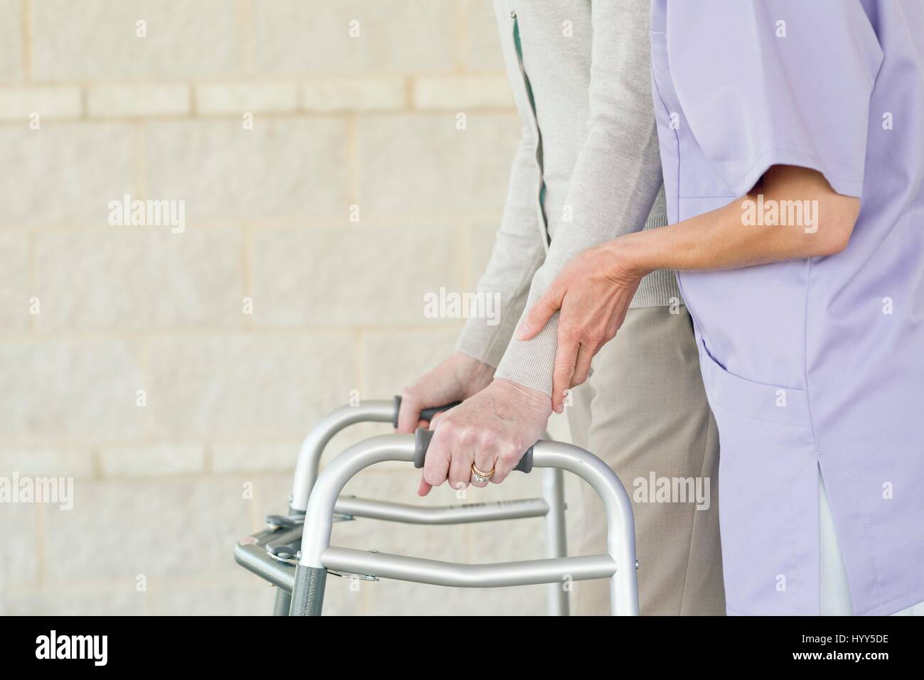 Ältere Frau mit walking Tragrahmen. Stockfoto