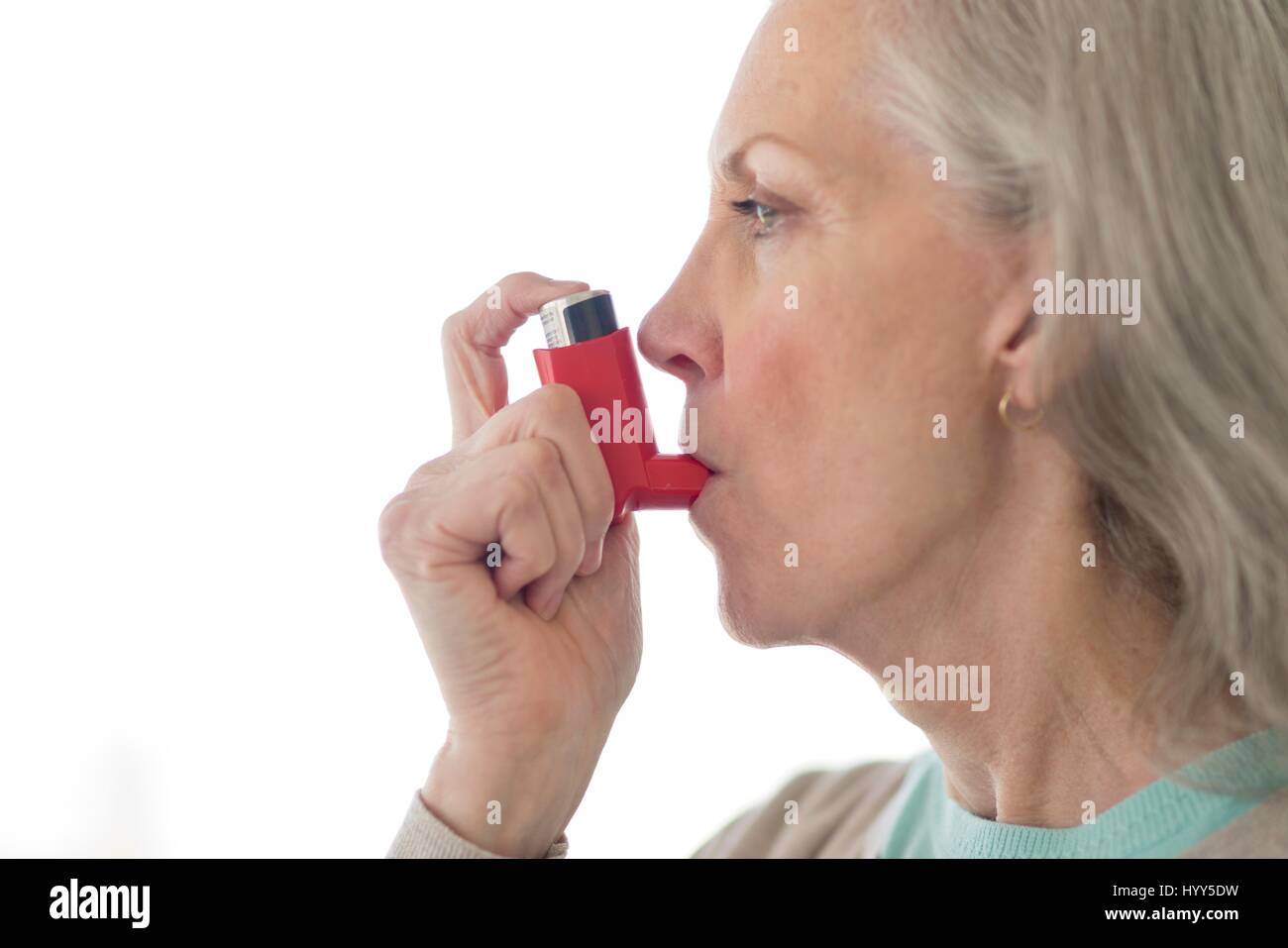 Ältere Frau mit Inhalator. Stockfoto