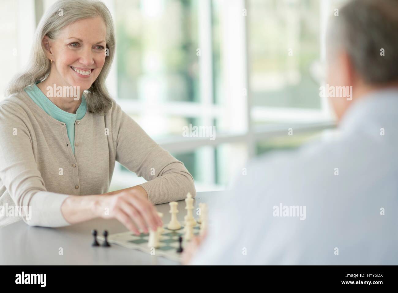 Älteres Paar beim Schachspiel. Stockfoto
