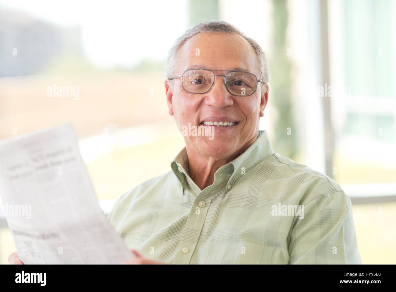 Senior woman lesen Zeitung. Stockfoto