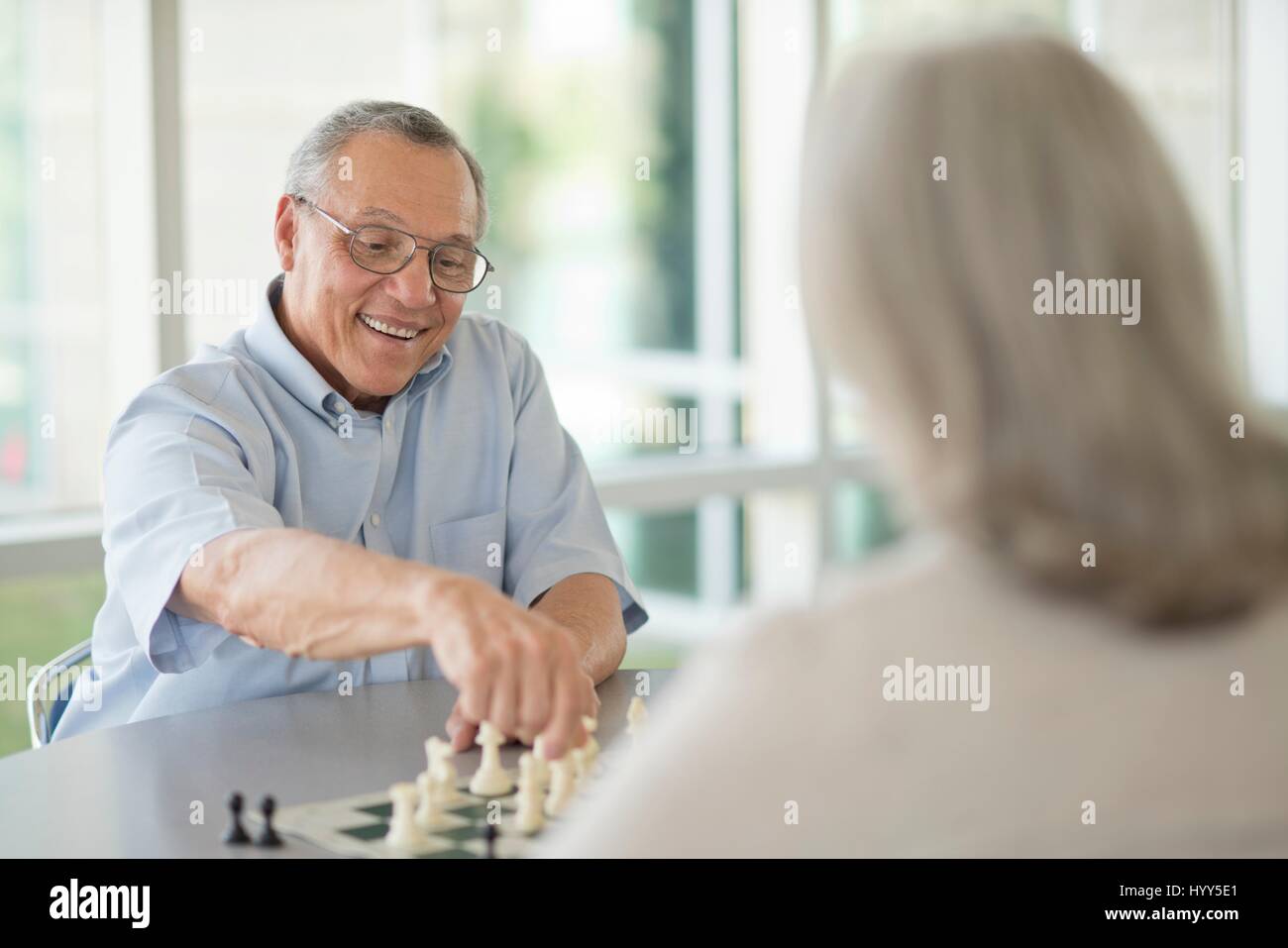 Älteres Paar beim Schachspiel. Stockfoto