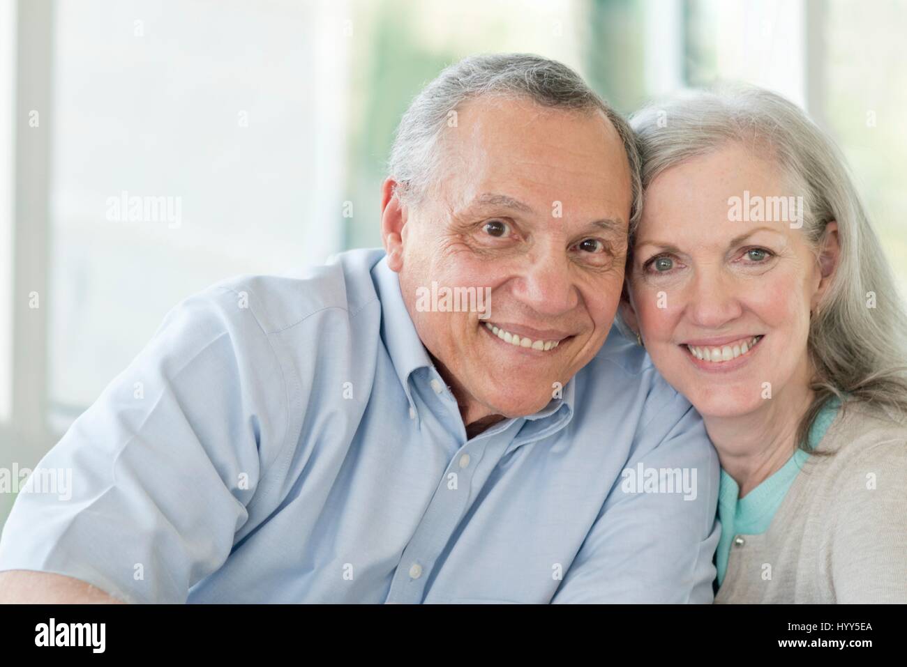Porträt von älteres paar lächelnd in Richtung Kamera. Stockfoto