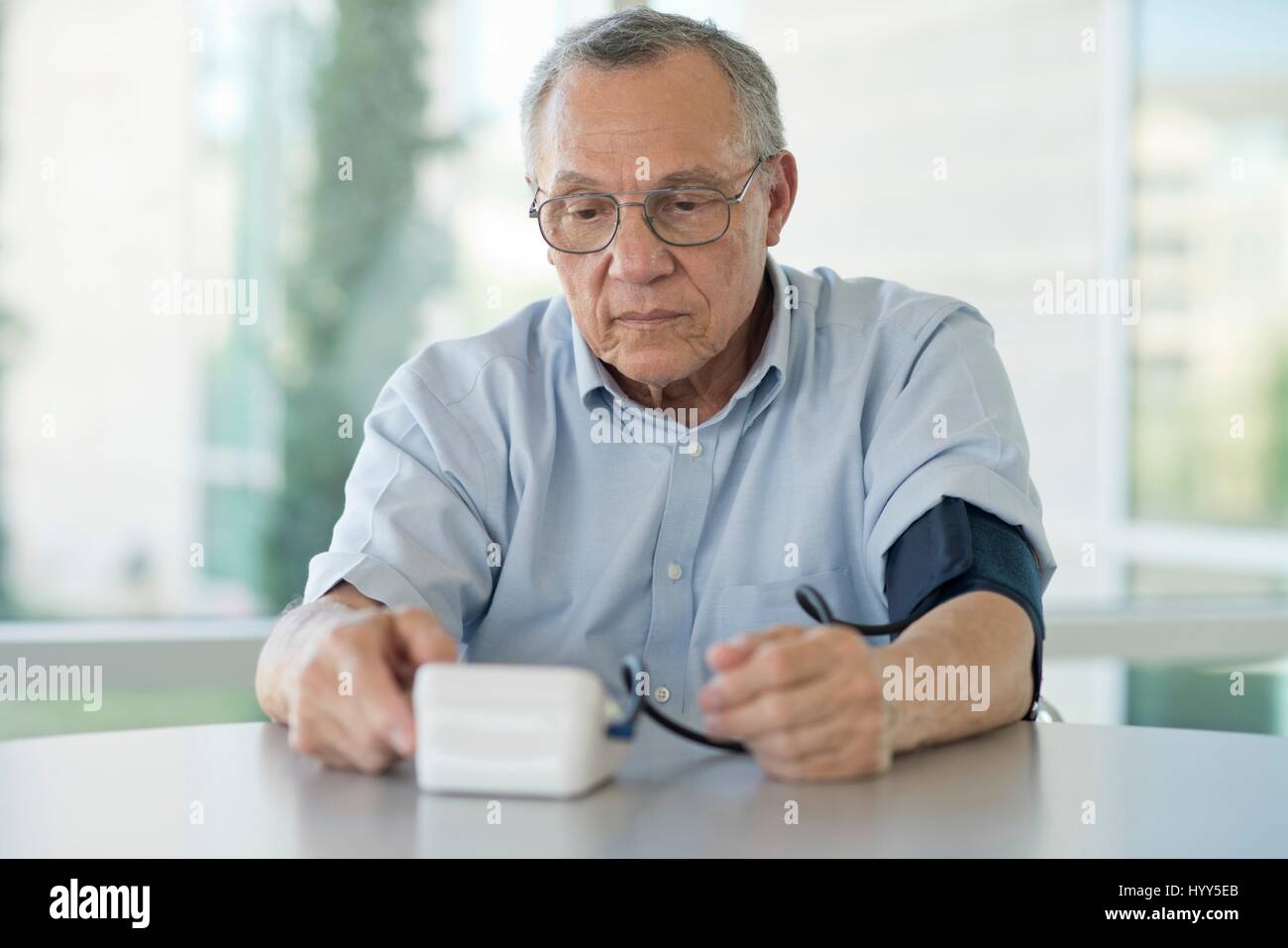 Ältere Mann unter seiner eigenen Blutdruck. Stockfoto