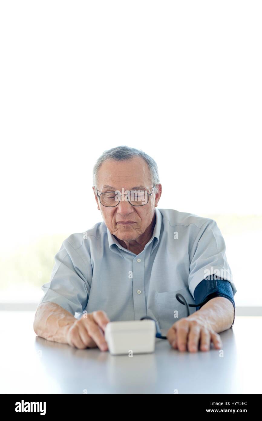 Ältere Mann unter seiner eigenen Blutdruck. Stockfoto