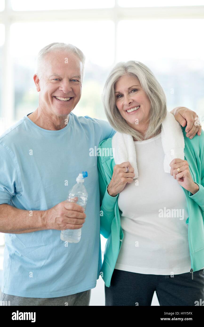 Älteres Paar im Fitness-Studio, lächelnd. Stockfoto