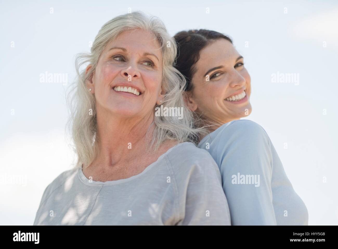Ältere Frau mit Tochter, Lächeln, Porträt. Stockfoto