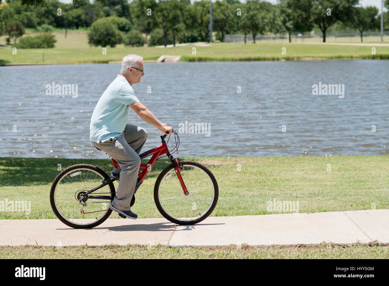 Älteren Mann mit dem Fahrrad. Stockfoto