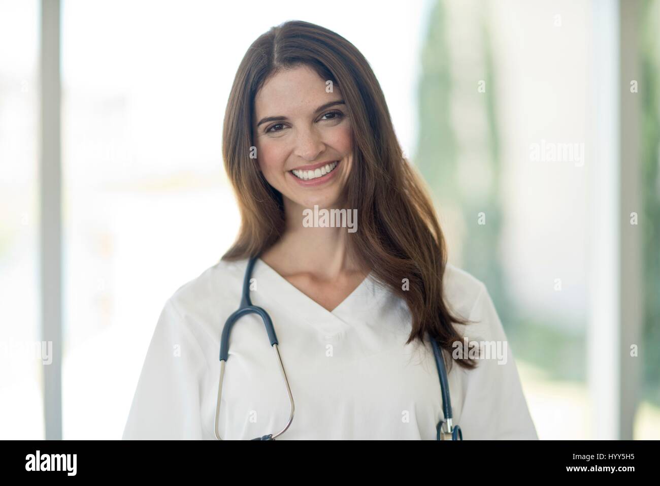 Weiblichen Arzt lächelnd in Richtung Kamera, Porträt. Stockfoto