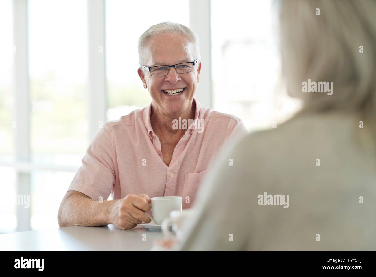 Ältere Mann mit Tasse Tee. Stockfoto