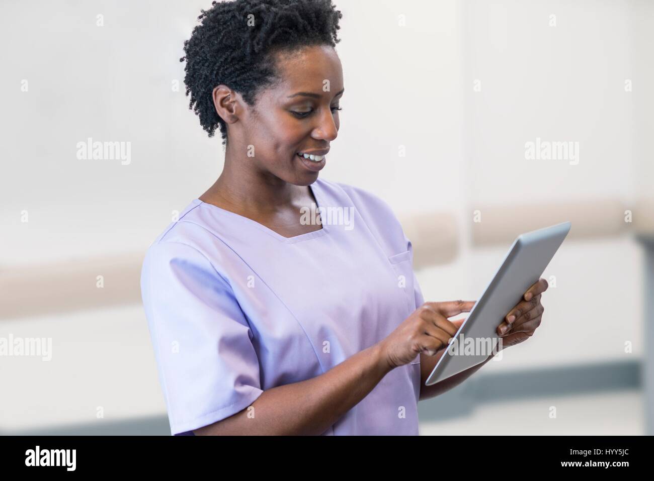 Krankenschwester mit digital-Tablette. Stockfoto
