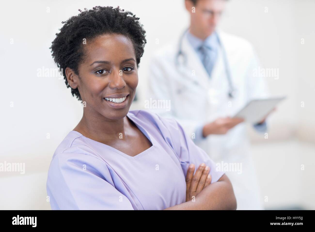 Reife Krankenschwester lächelnd in Richtung Kamera. Stockfoto
