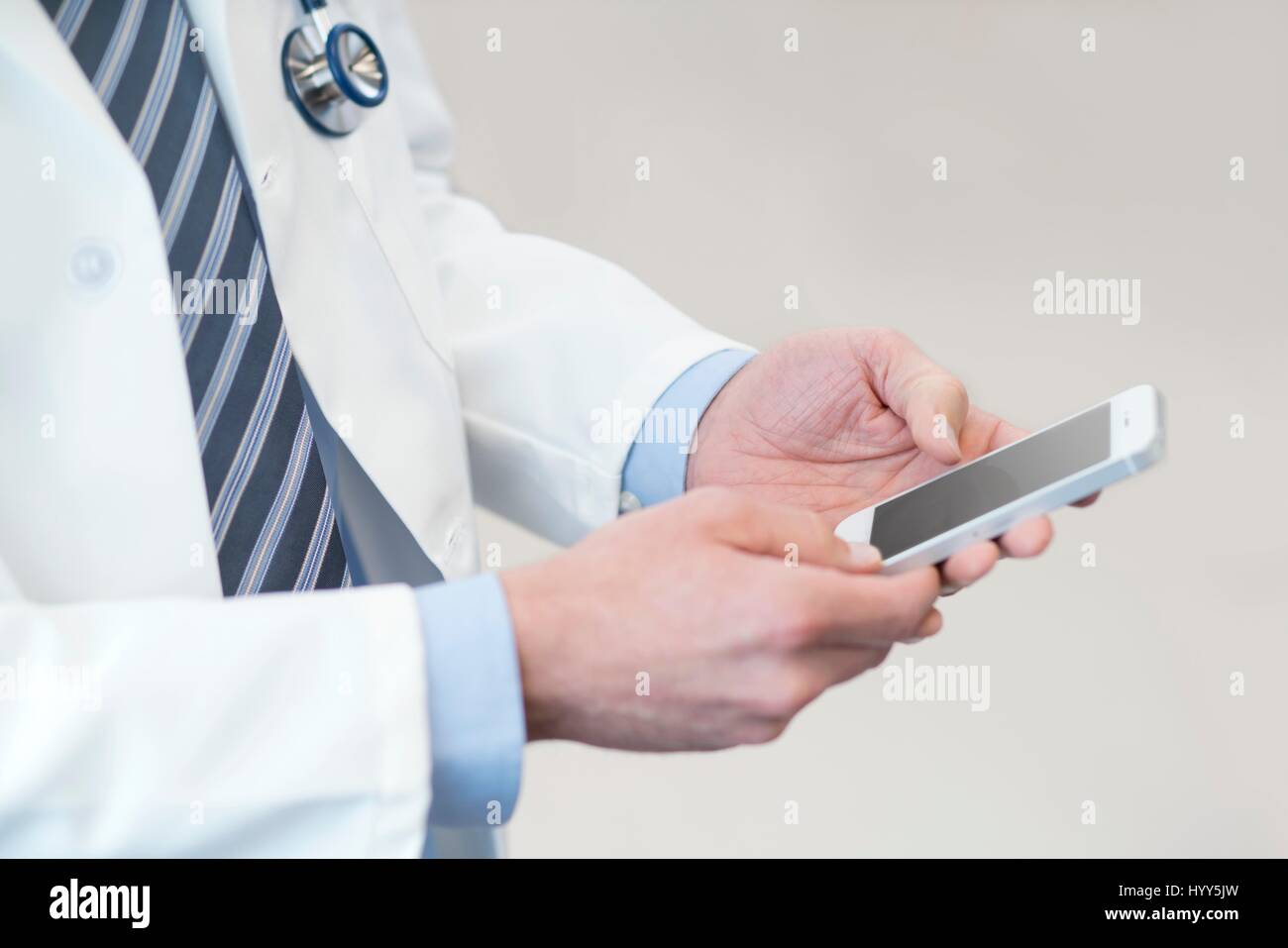 Männlichen Arzt mit Smartphone. Stockfoto