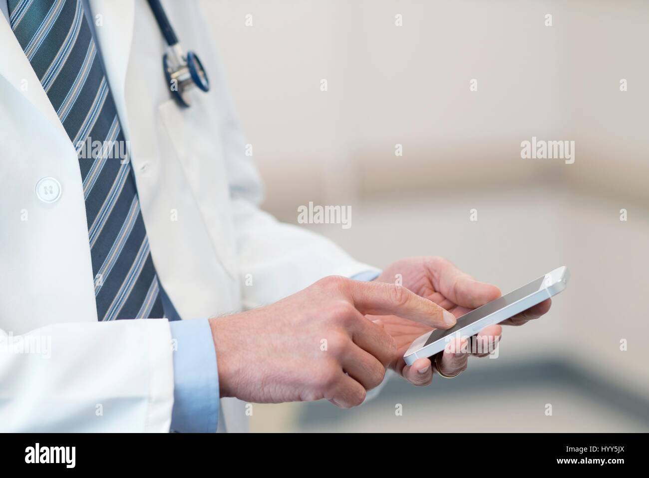 Männlichen Arzt mit Smartphone. Stockfoto