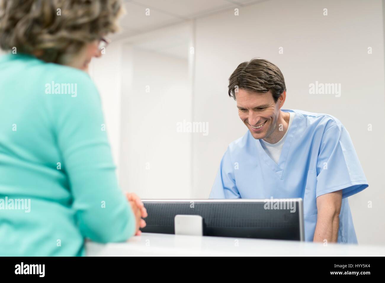 Krankenpfleger mit Computer mit Patientin. Stockfoto