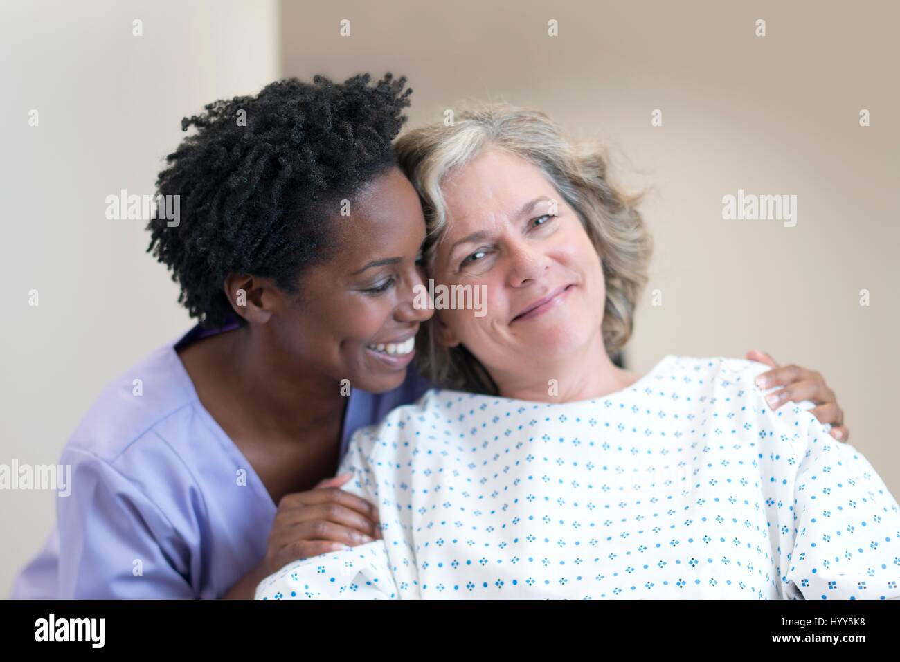 Krankenschwester tröstlich Patientin, lächelnd. Stockfoto