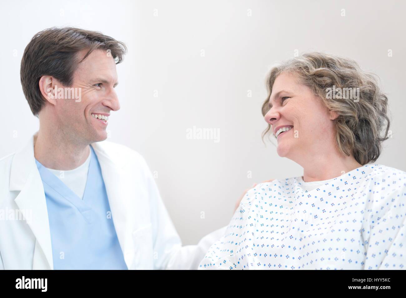 Männlichen Arzt lächelnd an Reife Patientin. Stockfoto