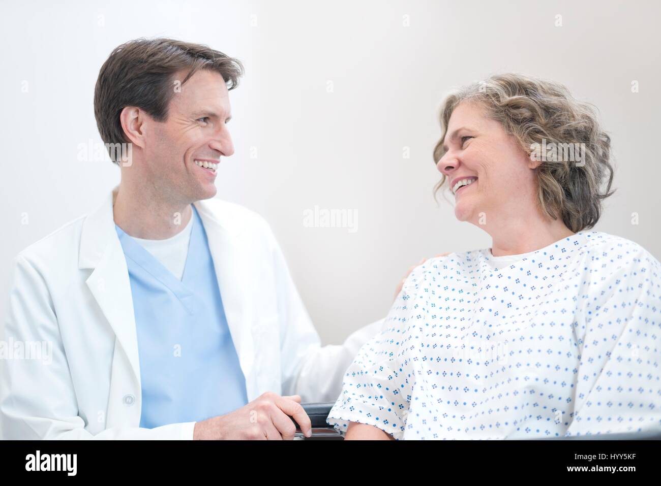 Männlichen Arzt lächelnd an Reife Patientin. Stockfoto