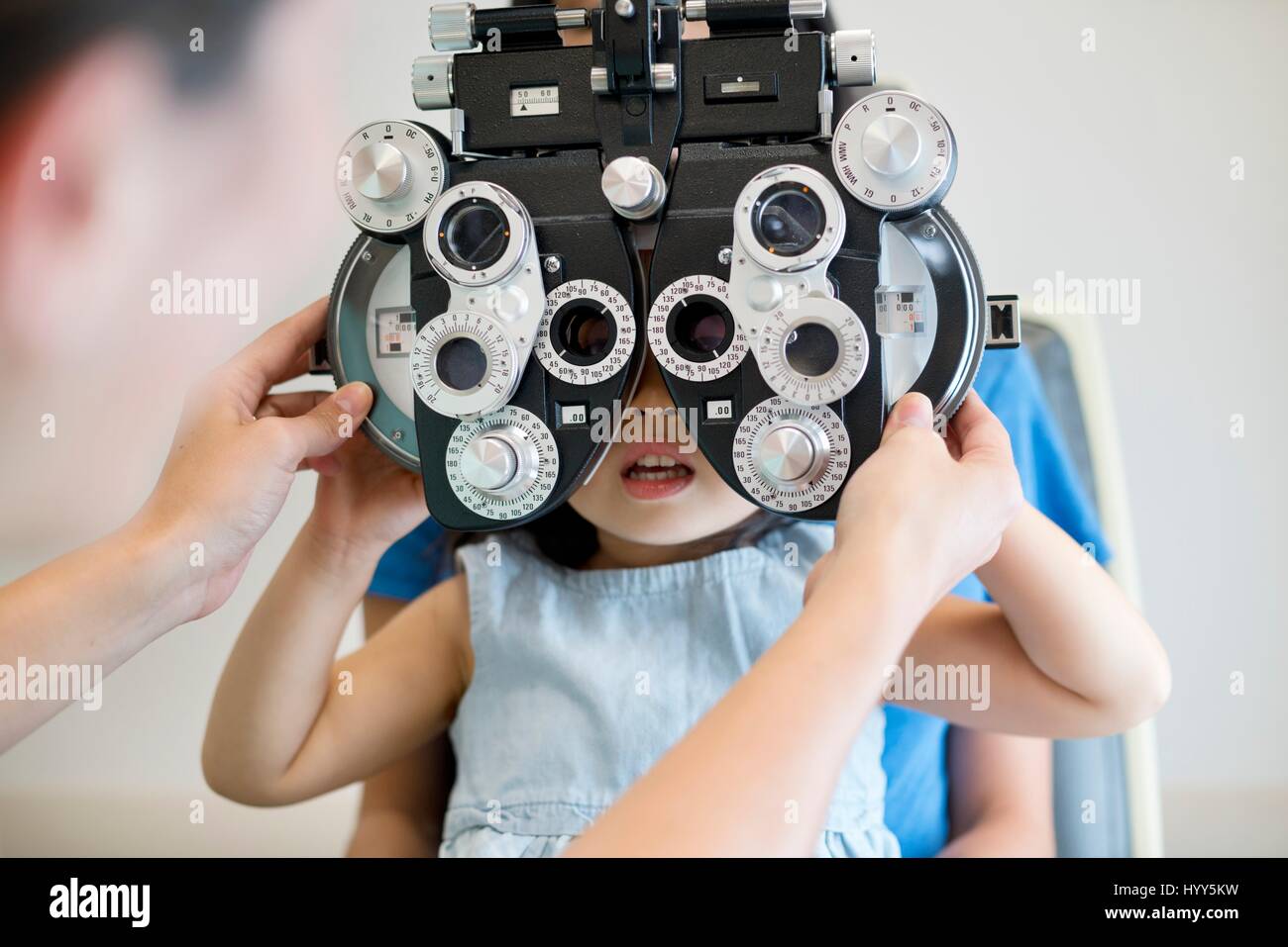 Mädchen, das ihre Augen getestet. Stockfoto