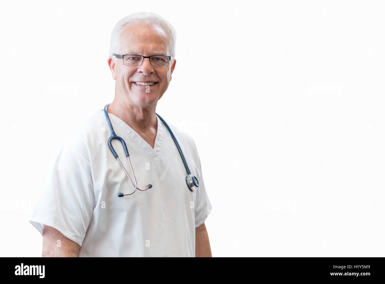 Senior männlichen Arzt lächelnd in Richtung Kamera, Porträt. Stockfoto