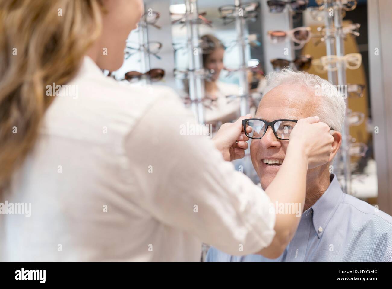 Optiker Brille aufsetzen senior woman. Stockfoto