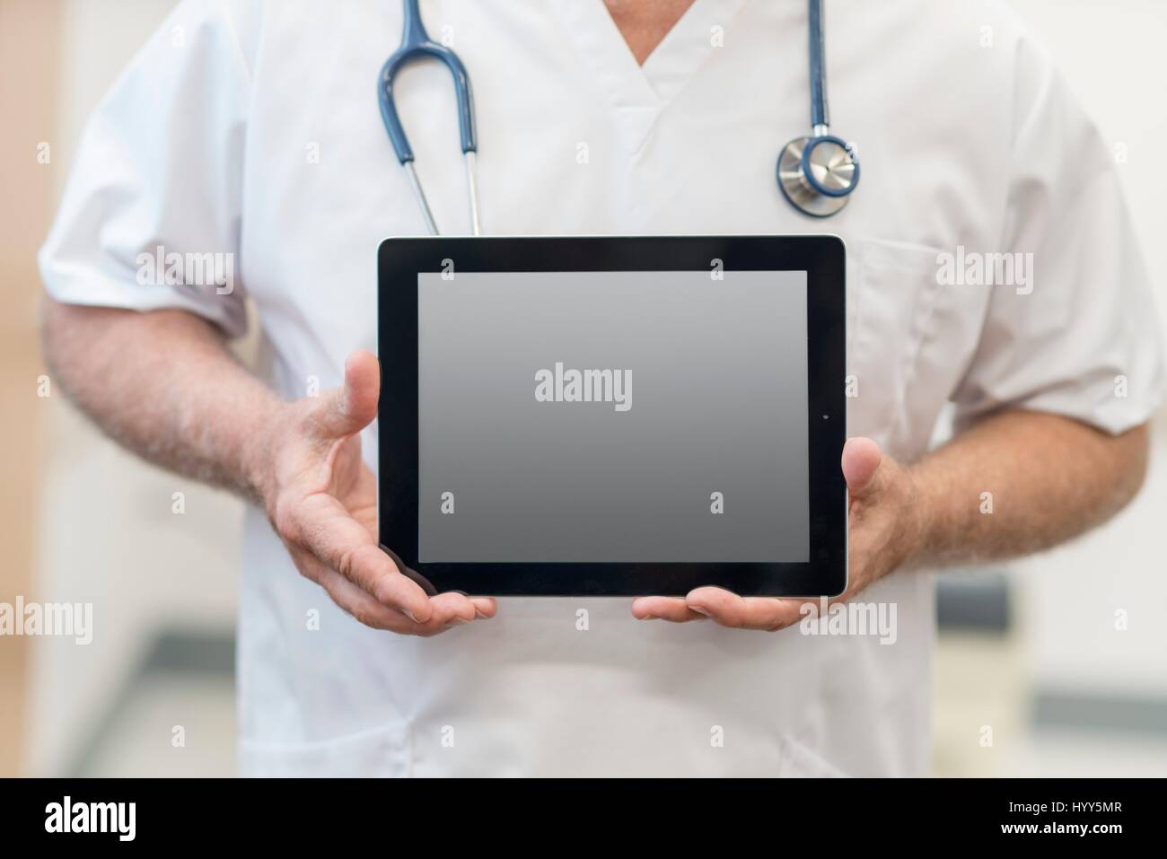 Männlichen Arzt hält digital-Tablette, hautnah. Stockfoto
