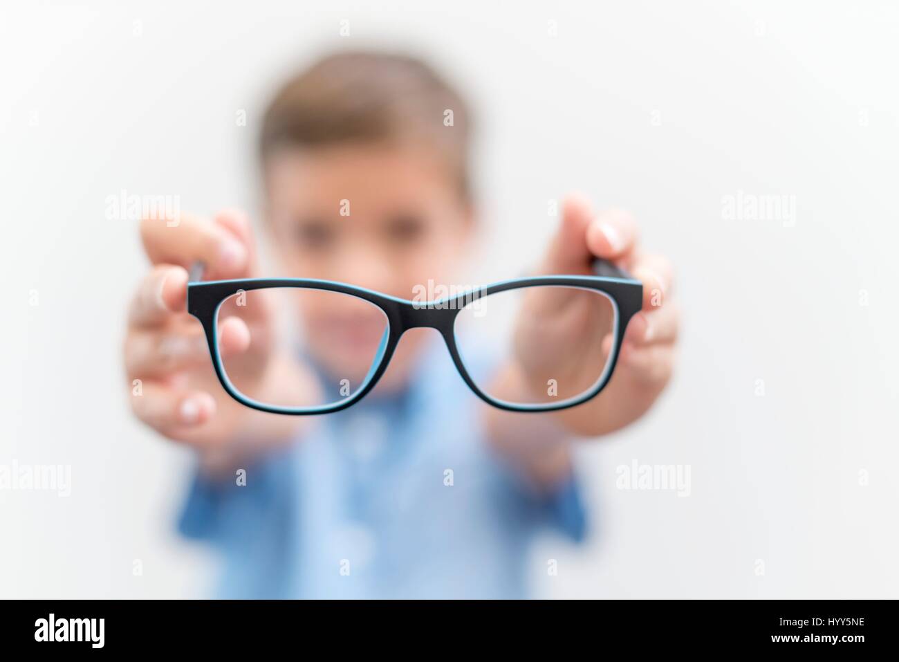 Boy Holding Gläser hautnah. Stockfoto