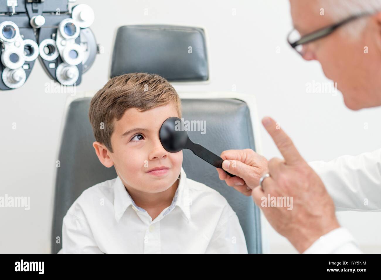Männliche Optiker Testen des jungen Sehvermögen. Stockfoto
