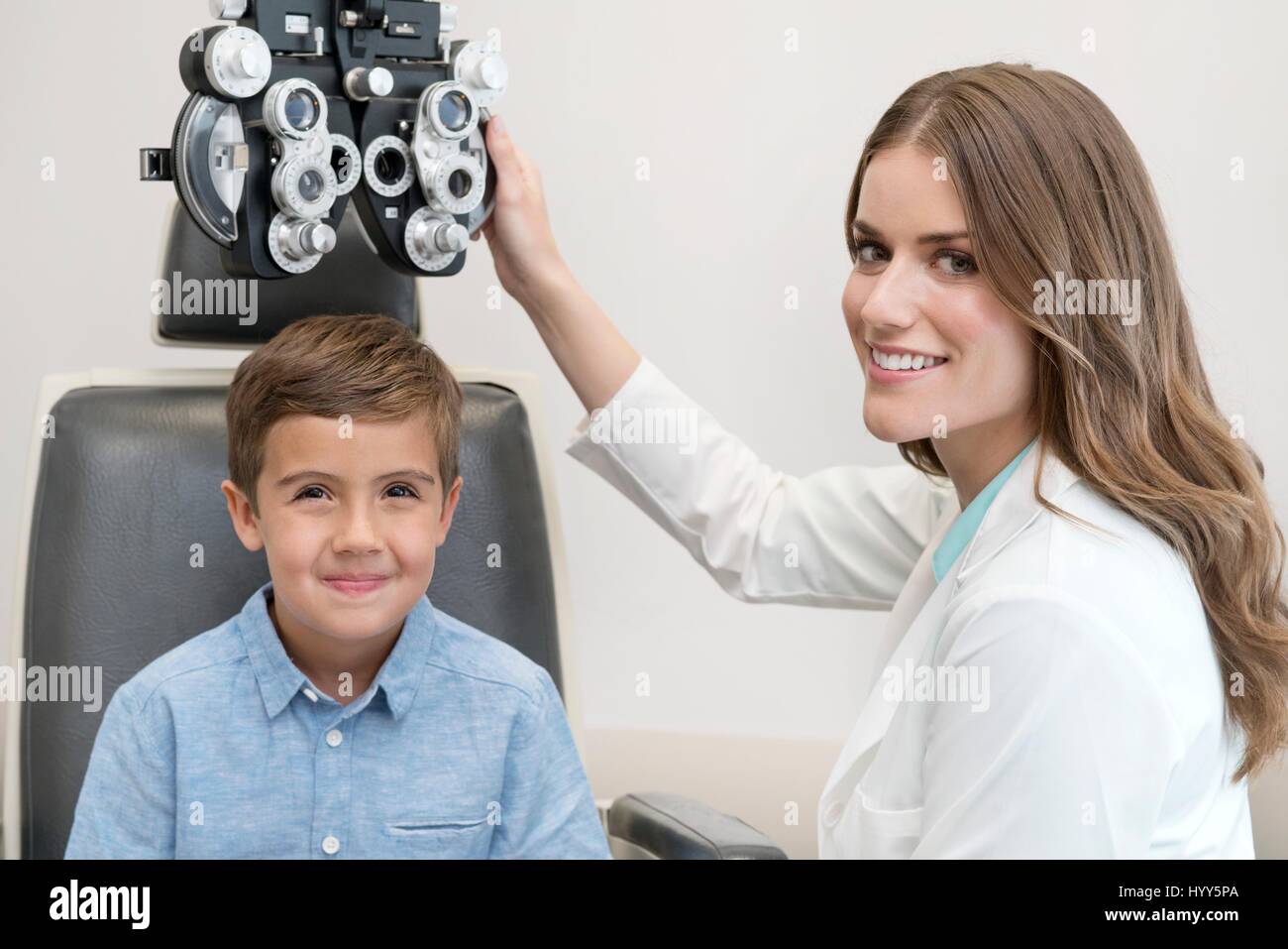 Weibliche Optiker und junge mit Spezialausrüstung. Stockfoto