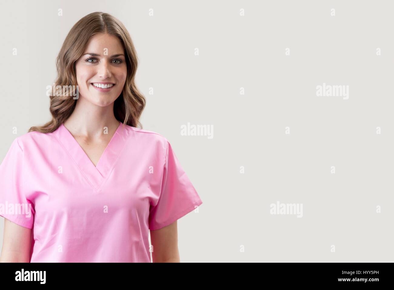 Krankenschwester, lächelnd in Richtung Kamera. Stockfoto