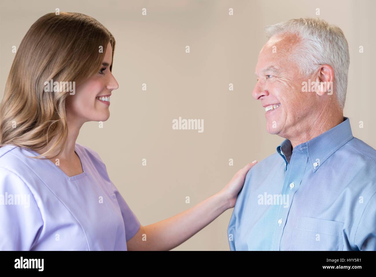 Mitte Erwachsene Frau mit der Hand auf die Schulter des älteren Mannes. Stockfoto