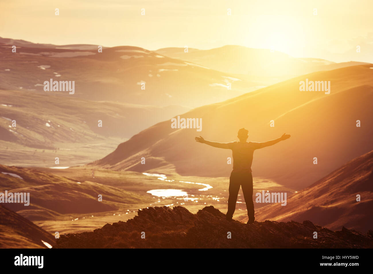 Glücklicher Mensch in Gewinner stellen Berge oben Stockfoto